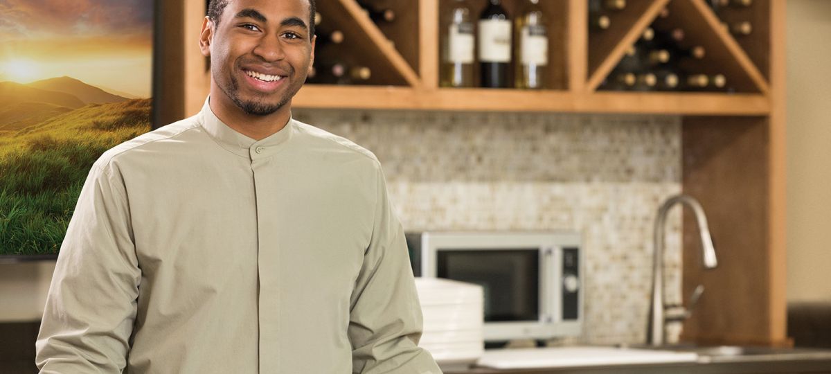 Eagle's Trace dining employee.